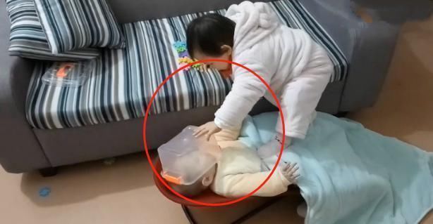 Mẹ vừa quay lưng đi, chị gái liền có hành động đáng sợ với em trai, cảnh tượng khiến mẹ day dứt hối hận-2