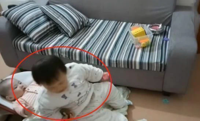 Mẹ vừa quay lưng đi, chị gái liền có hành động đáng sợ với em trai, cảnh tượng khiến mẹ day dứt hối hận-3