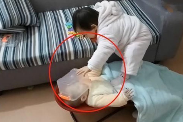 Mẹ tự hào khoe được con gái 15 tuổi cho tiền tiêu vặt nhân dịp lĩnh tháng lương đầu tiên, vì sao dân mạng bất bình phản đối gay gắt?-4