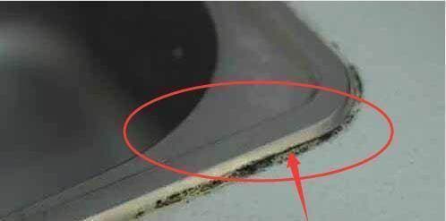 Làm gì nếu các keo nối của chậu rửa bị mốc đen? Mách bạn một cách, chỉ cần một lần vuốt là các dải keo sẽ sạch và khôi phục về trạng thái ban đầu-1