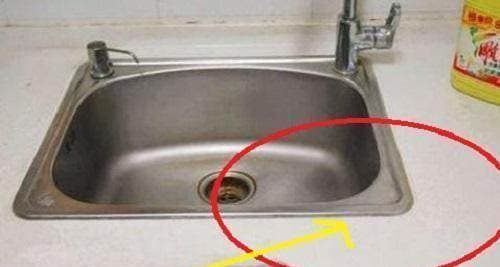 Làm gì nếu các keo nối của chậu rửa bị mốc đen? Mách bạn một cách, chỉ cần một lần vuốt là các dải keo sẽ sạch và khôi phục về trạng thái ban đầu-2