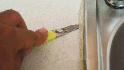 Làm gì nếu các keo nối của chậu rửa bị mốc đen? Mách bạn một cách, chỉ cần một lần vuốt là các dải keo sẽ sạch và khôi phục về trạng thái ban đầu-3