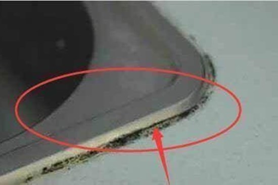 Làm gì nếu các keo nối của chậu rửa bị mốc đen? Mách bạn một cách, chỉ cần một lần vuốt là các dải keo sẽ sạch và khôi phục về trạng thái ban đầu