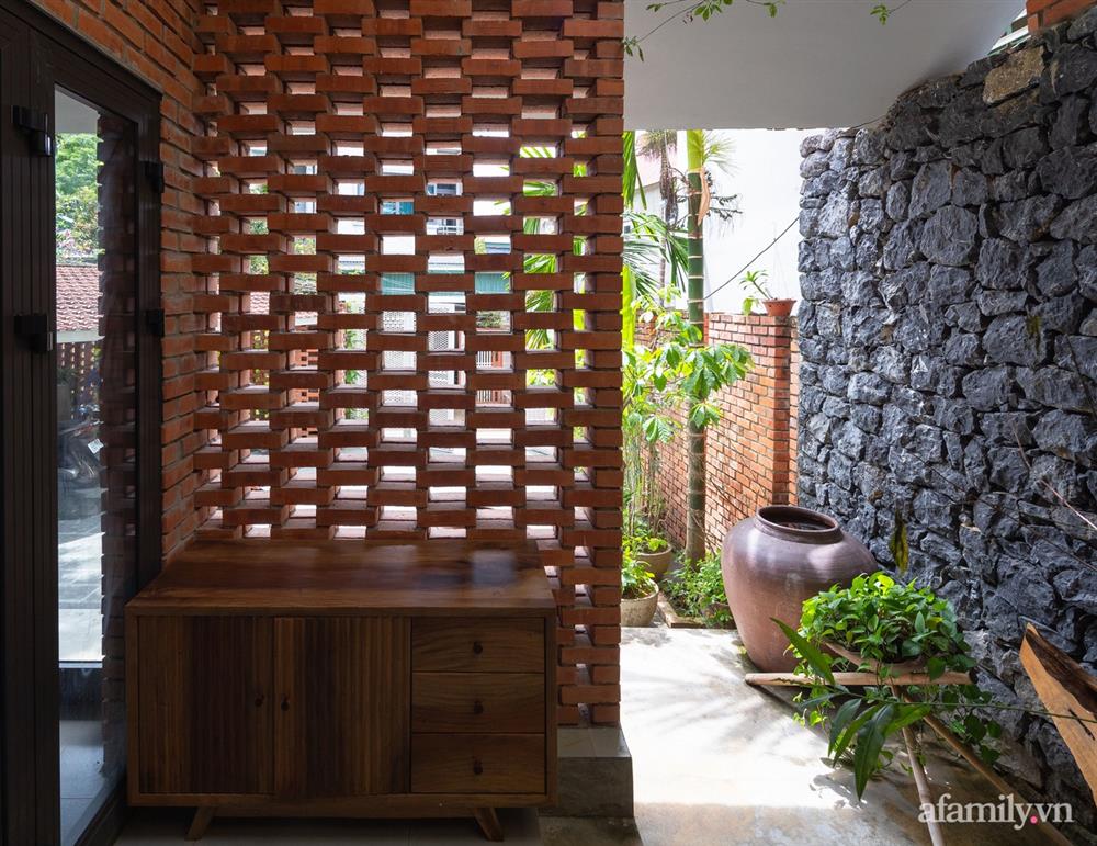 Người chồng tặng vợ ngôi nhà mang đậm phong cách Bắc Bộ ở vùng núi Tây Bắc-21