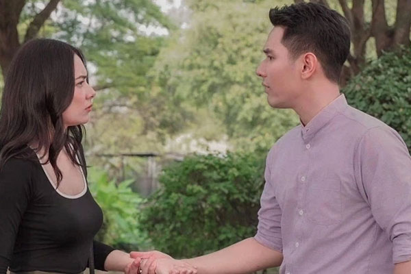 Đi mua hộp sữa về thì không thấy chồng con đâu, tôi hốt hoảng đi tìm và chết điếng với cảnh tượng nhìn thấy bên nhà hàng xóm-1