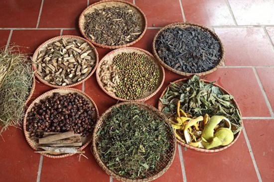 Bỏ phố về quê nấu nước gội đầu thảo mộc, bà mẹ 2 con chốt đơn mỏi tay