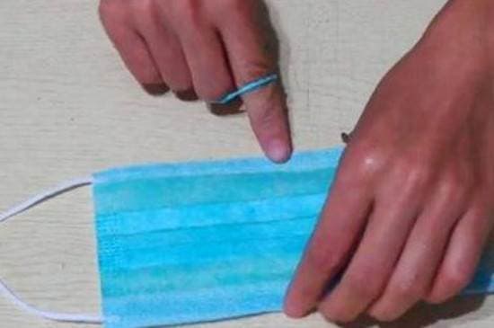 Dây đeo khẩu trang đột ngột bị đứt, tôi phải làm sao? 3 cách sửa dây khẩu trang nhanh chóng-3