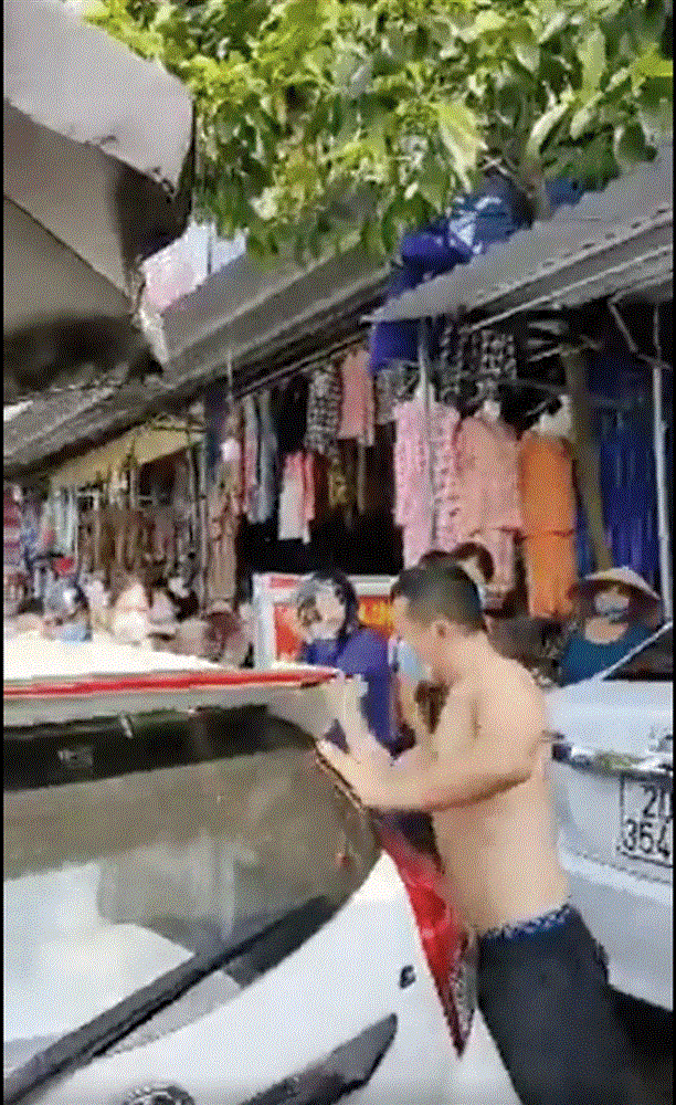 Sự thật clip dân đập kính, bơm oxi cứu em nhỏ bị mẹ bỏ quên trong ô tô rồi đóng kín-3