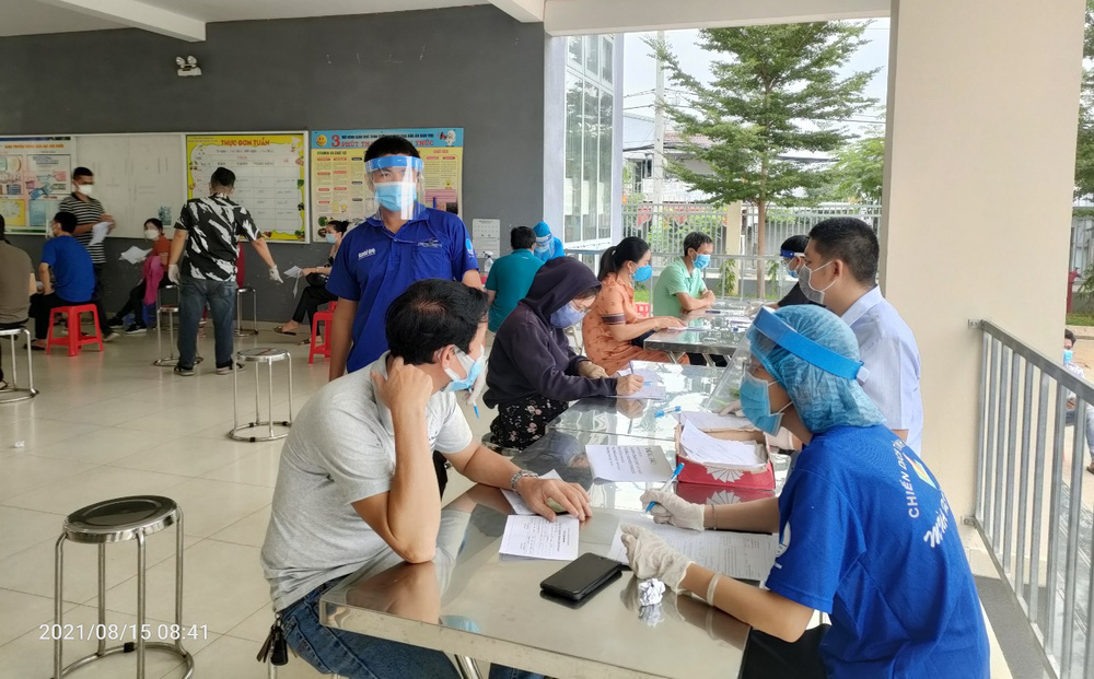 Vụ đóng 1 triệu để tiêm vắc xin siêu tốc ở Hà Nội: Đình chỉ 1 nữ cán bộ-1