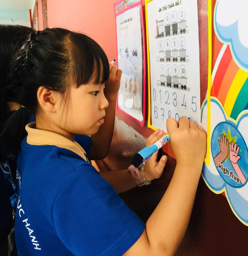 Giáo viên TP.HCM kêu khó khi dạy lớp 1 online-1