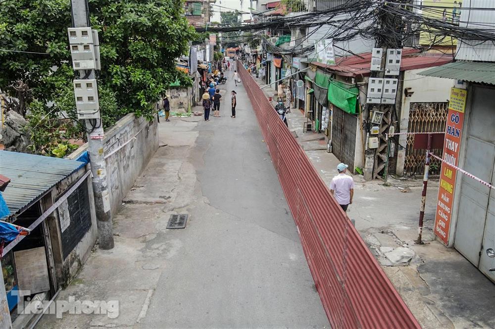 Tháo bỏ bức tường tôn cao 2 m, dài 200m chia đôi đường tại Hà Nội để... phòng dịch-1