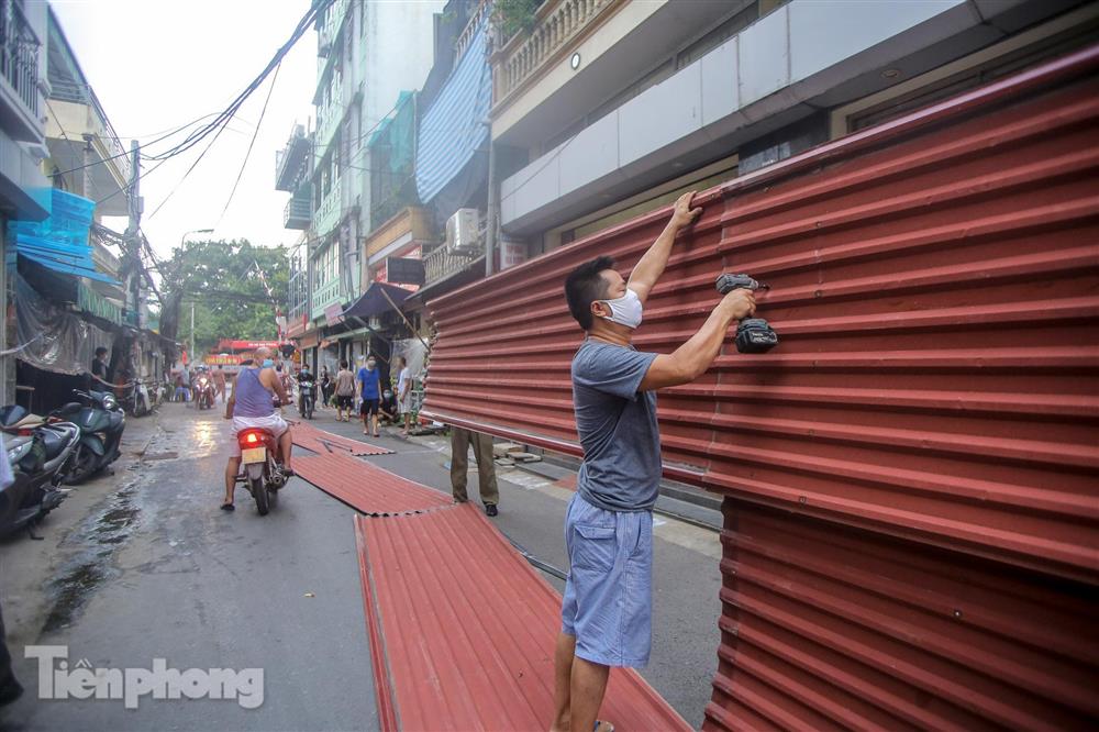 Tháo bỏ bức tường tôn cao 2 m, dài 200m chia đôi đường tại Hà Nội để... phòng dịch-2