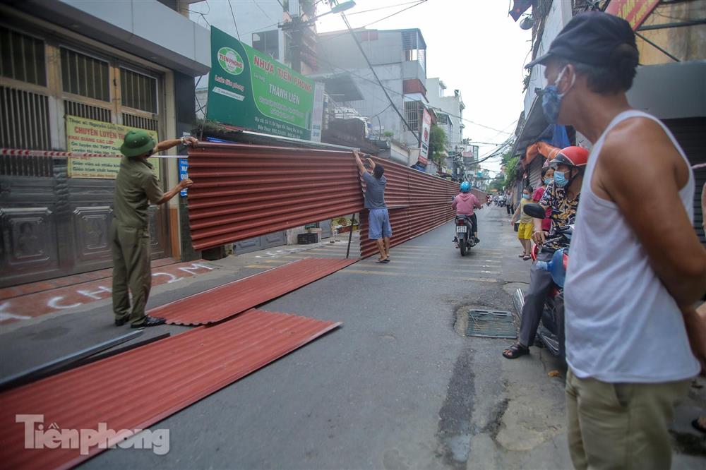 Tháo bỏ bức tường tôn cao 2 m, dài 200m chia đôi đường tại Hà Nội để... phòng dịch-3
