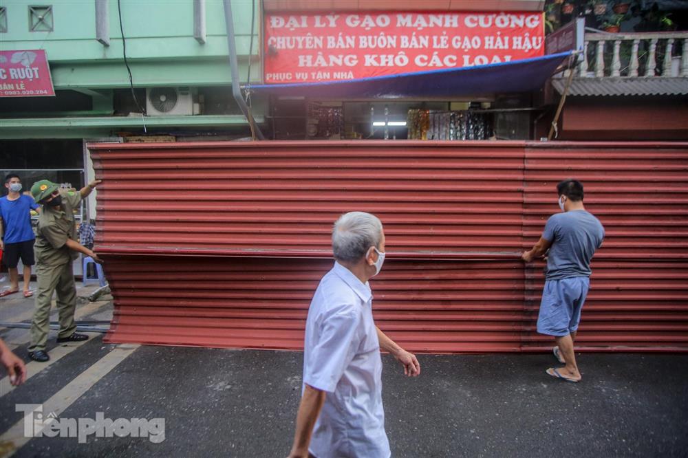 Tháo bỏ bức tường tôn cao 2 m, dài 200m chia đôi đường tại Hà Nội để... phòng dịch-4