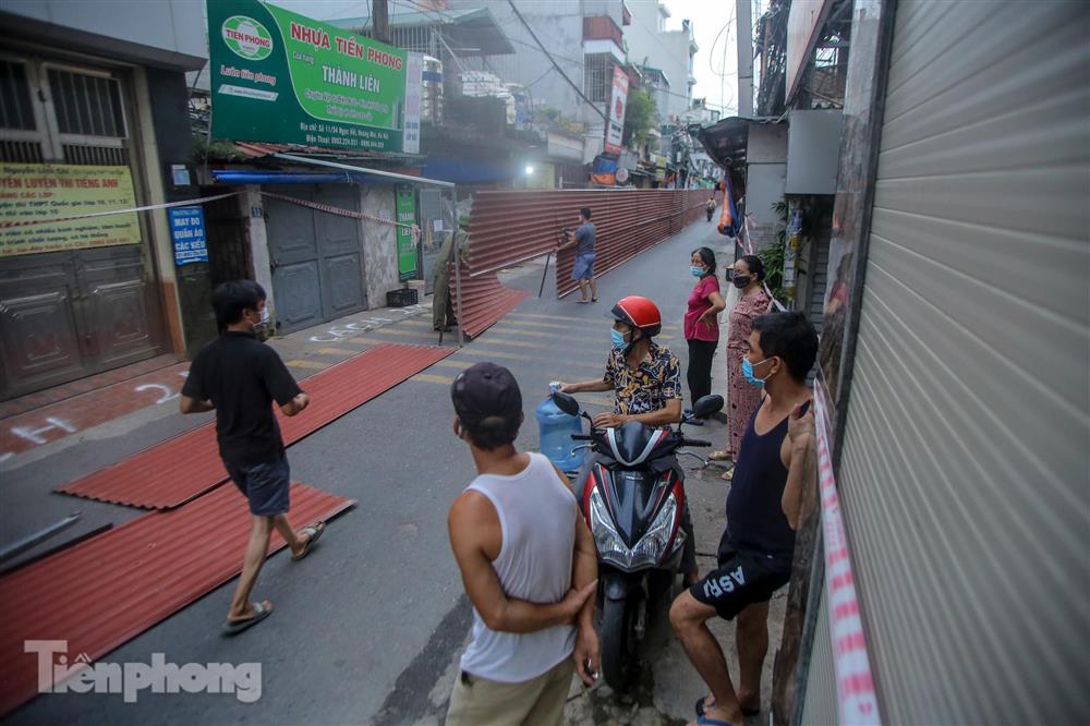 Tháo bỏ bức tường tôn cao 2 m, dài 200m chia đôi đường tại Hà Nội để... phòng dịch-5