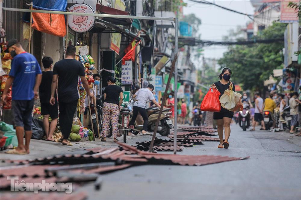 Tháo bỏ bức tường tôn cao 2 m, dài 200m chia đôi đường tại Hà Nội để... phòng dịch-6
