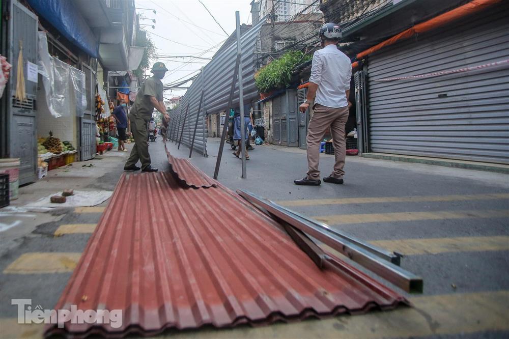Tháo bỏ bức tường tôn cao 2 m, dài 200m chia đôi đường tại Hà Nội để... phòng dịch-7