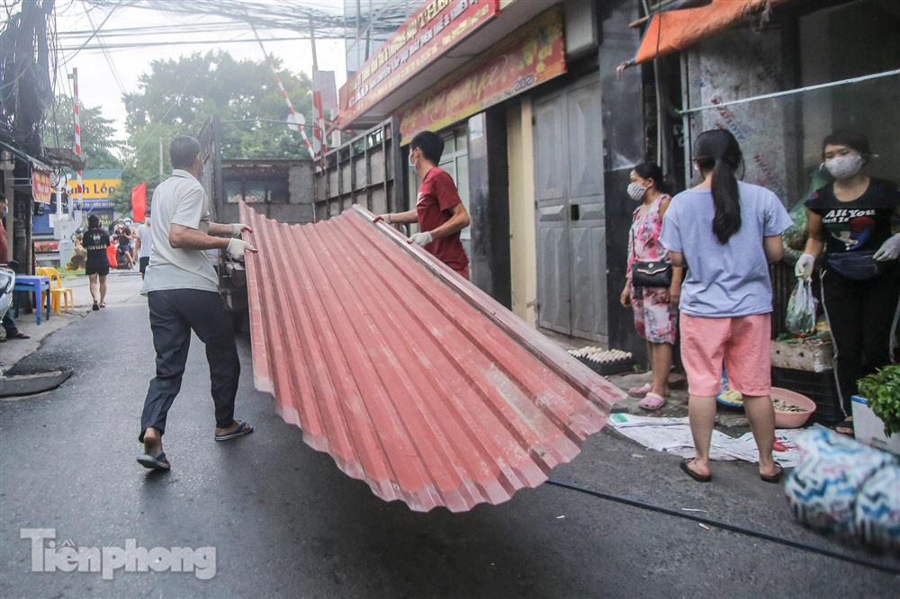 Tháo bỏ bức tường tôn cao 2 m, dài 200m chia đôi đường tại Hà Nội để... phòng dịch-8