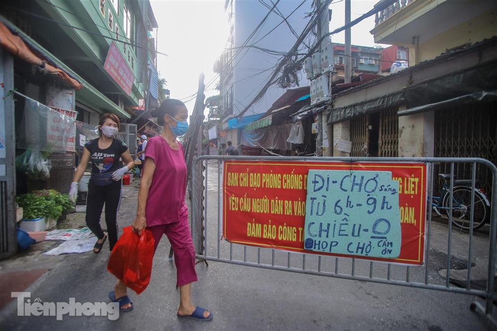 Tháo bỏ bức tường tôn cao 2 m, dài 200m chia đôi đường tại Hà Nội để... phòng dịch-9