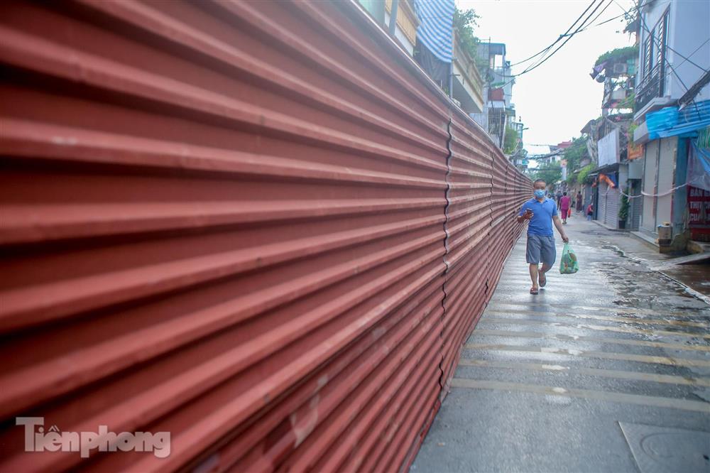 Tháo bỏ bức tường tôn cao 2 m, dài 200m chia đôi đường tại Hà Nội để... phòng dịch-11