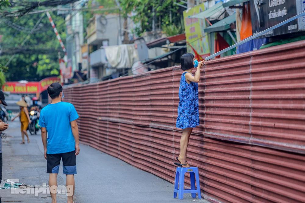 Tháo bỏ bức tường tôn cao 2 m, dài 200m chia đôi đường tại Hà Nội để... phòng dịch-12