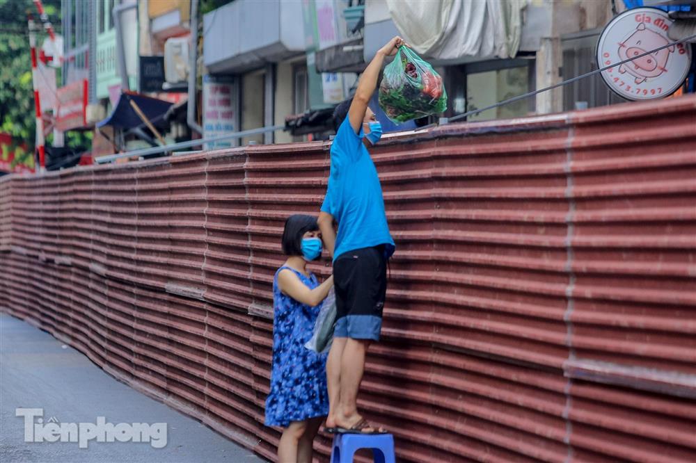 Tháo bỏ bức tường tôn cao 2 m, dài 200m chia đôi đường tại Hà Nội để... phòng dịch-13