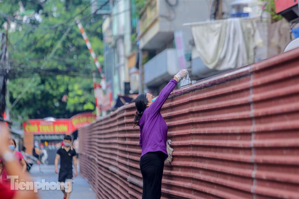 Tháo bỏ bức tường tôn cao 2 m, dài 200m chia đôi đường tại Hà Nội để... phòng dịch-14