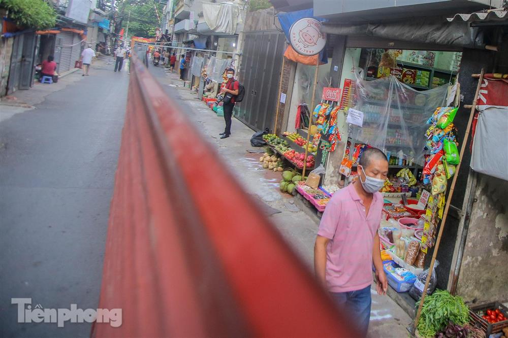 Tháo bỏ bức tường tôn cao 2 m, dài 200m chia đôi đường tại Hà Nội để... phòng dịch-16