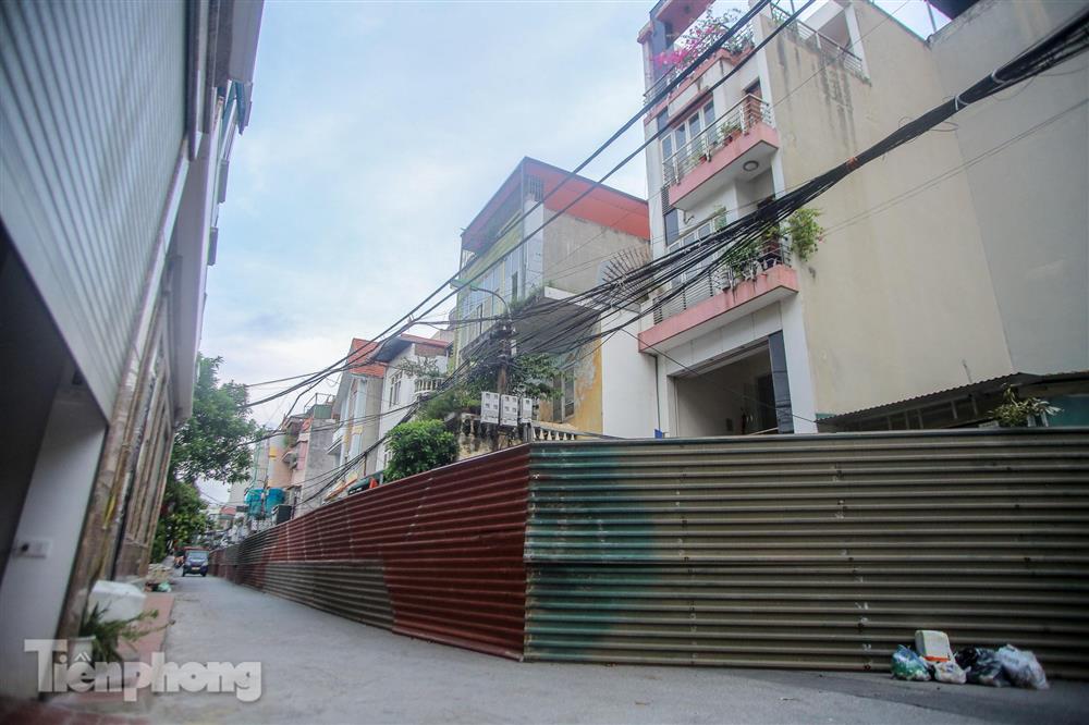 Tháo bỏ bức tường tôn cao 2 m, dài 200m chia đôi đường tại Hà Nội để... phòng dịch-17
