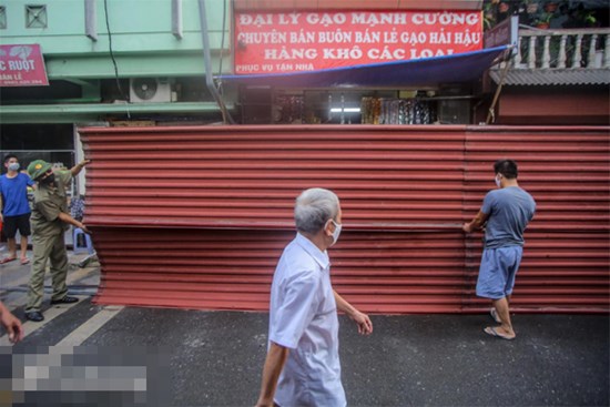Tháo bỏ 'bức tường' tôn cao 2 m, dài 200m chia đôi đường tại Hà Nội để... phòng dịch