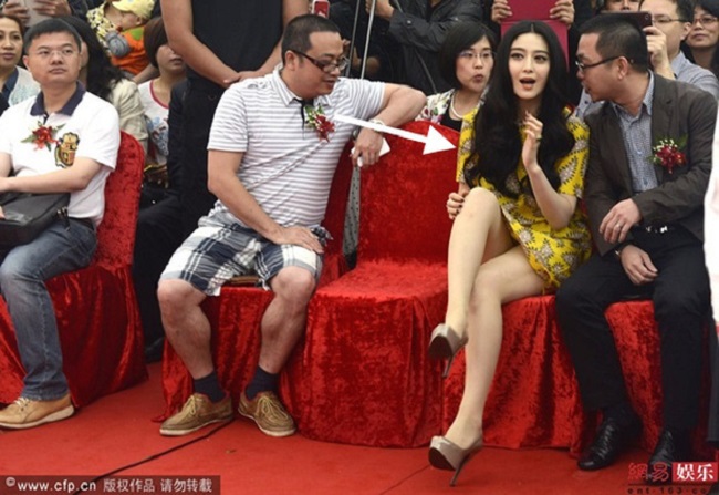 Nữ hoàng thảm đỏ Phạm Băng Băng vì mắc lỗi trang phục mà khiến da mặt đỏ hơn... thảm-1