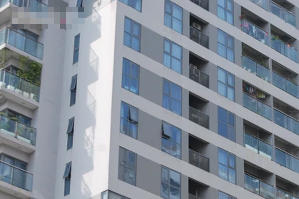 Rùng mình khoảnh khắc bé gái chạy băng băng trên gờ tường của tòa chung cư cao tầng-1