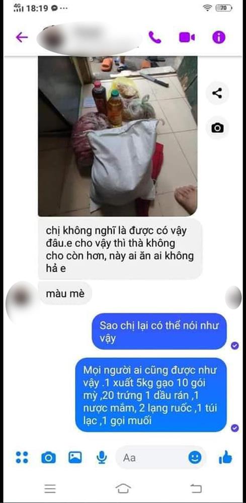 Nhận và nói lời cảm ơn: Ứng xử của người dân trong vùng dịch với những gói quà từ thiện khiến nhà hảo tâm ấm lòng-1