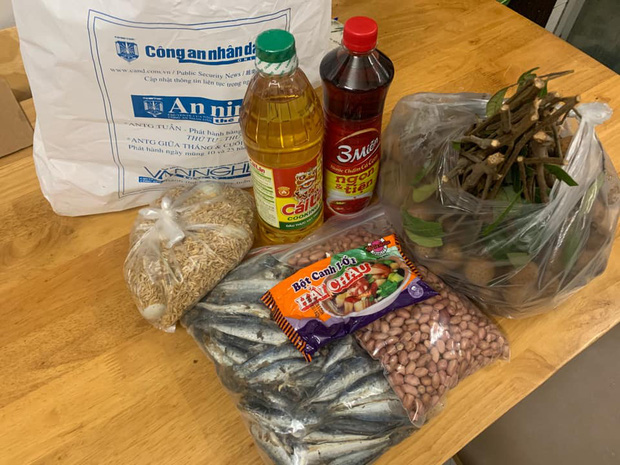 Nhận và nói lời cảm ơn: Ứng xử của người dân trong vùng dịch với những gói quà từ thiện khiến nhà hảo tâm ấm lòng-4