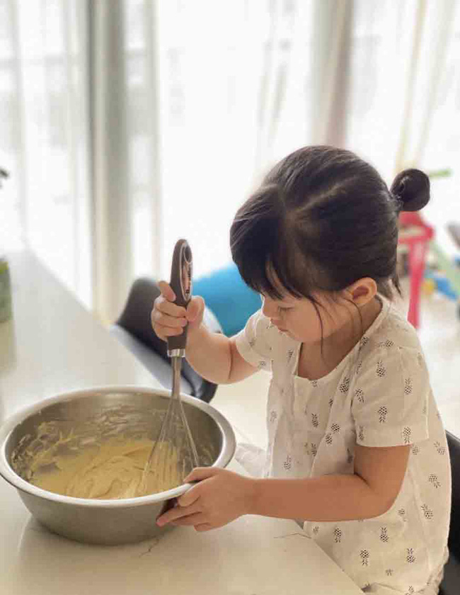 Ở nhà tránh dịch, nhóc tỳ Vbiz tập làm đầu bếp nhí”: Con trai Diva Hồng Nhung cực chuyên nghiệp, bé Cà Pháo nhà Lê Phương xử đẹp” món bánh Trung thu-6
