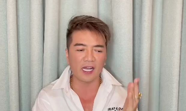 Hình như anh Đàm Vĩnh Hưng dùng son tím chung tình trong màn tuyên chiến với nữ streamer-2