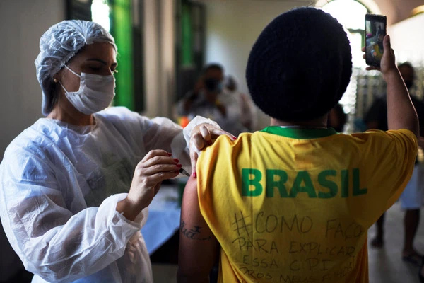 Người đàn ông khai gian để được tiêm 5 mũi vaccine đủ các loại trong 2 tháng, cho rằng thế mới đủ chống COVID-19-1