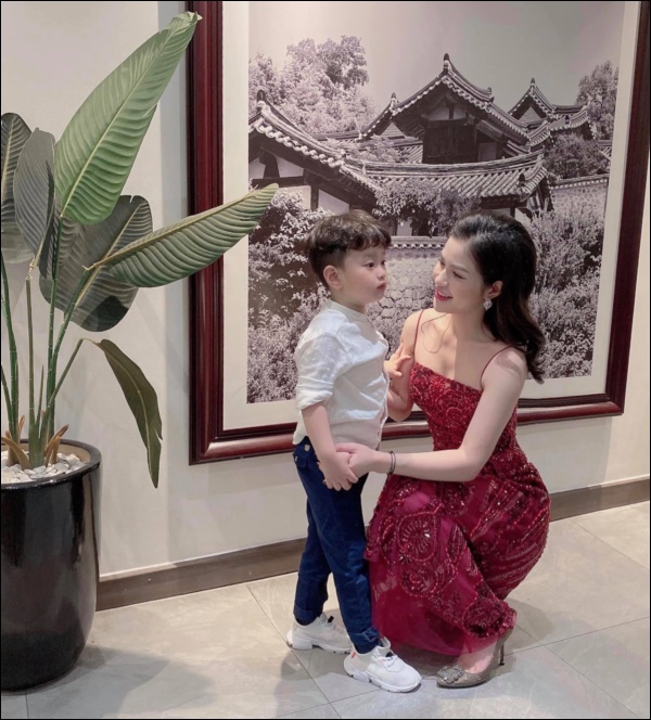 Vợ cũ Việt Anh đánh vật với con trai vì học online không hợp tác, tiết lộ luôn gen lười học không trật đi đâu được-2