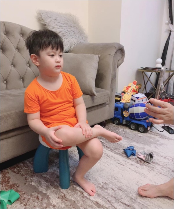 Vợ cũ&nbsp;Việt Anh đánh vật với con trai vì học online không hợp tác, tiết lộ luôn gen lười học không trật đi đâu được-6