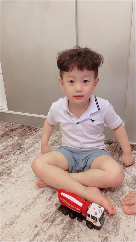 Vợ cũ Việt Anh đánh vật với con trai vì học online không hợp tác, tiết lộ luôn gen lười học không trật đi đâu được-4