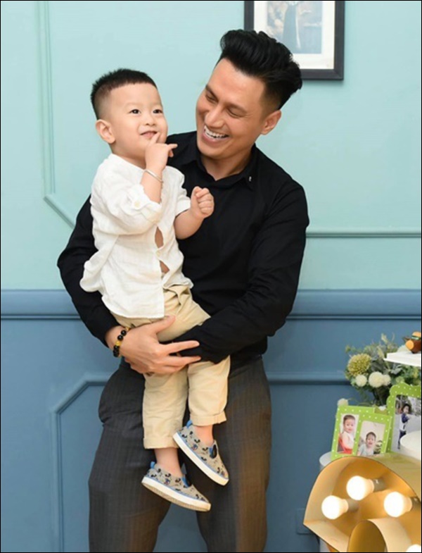 Vợ cũ Việt Anh đánh vật với con trai vì học online không hợp tác, tiết lộ luôn gen lười học không trật đi đâu được-8