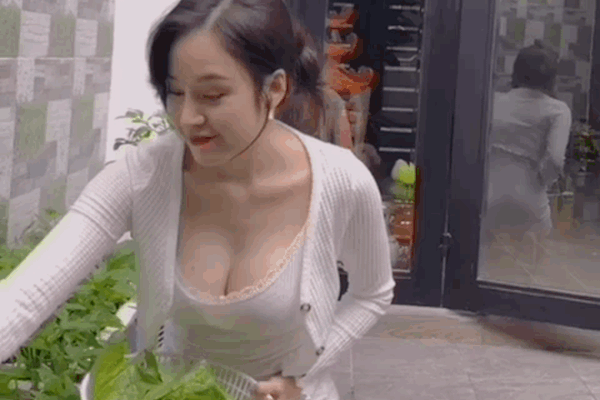 Xem Bà Tưng ăn vận sexy, cười toe toét vẩy rau, netizen chỉ nơm nớp sợ một thứ rớt ra ngoài-3