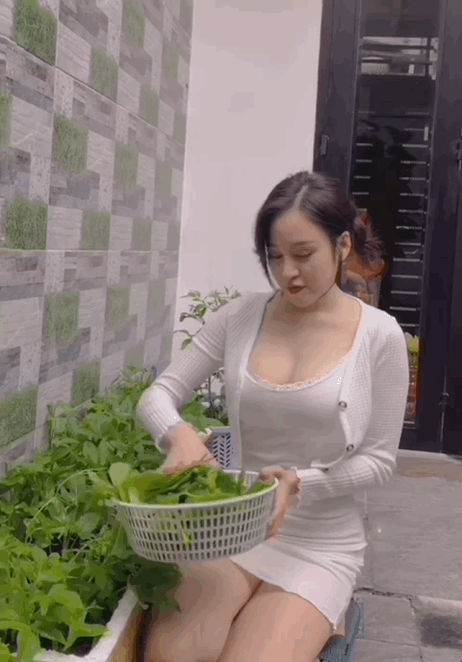 Bà Tưng khoe đi hái rau nhưng đập vào mắt người xem là vòng 1 phồn thực đẫy đà-4