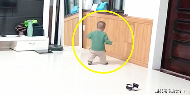 Hành động bất thường khi bị mắng của cháu trai 1 tuổi khiến bà nội sợ xanh mặt đầu hàng, dân mạng khuyên phụ huynh sớm can thiệp-1