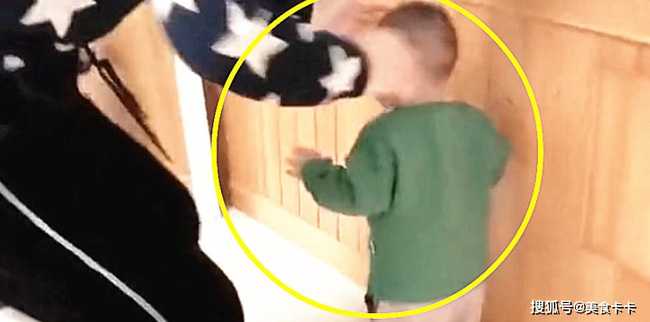 Hành động bất thường khi bị mắng của cháu trai 1 tuổi khiến bà nội sợ xanh mặt đầu hàng, dân mạng khuyên phụ huynh sớm can thiệp-3