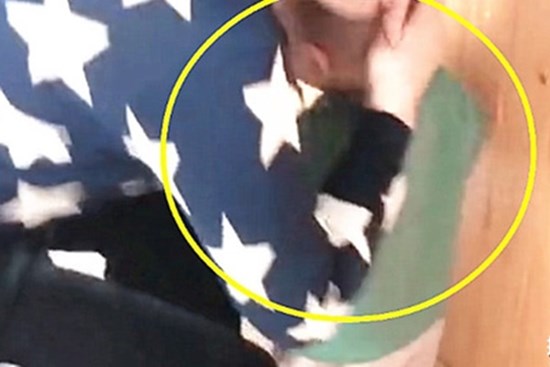 Hành động bất thường khi bị mắng của cháu trai 1 tuổi khiến bà nội sợ xanh mặt đầu hàng, dân mạng khuyên phụ huynh sớm can thiệp