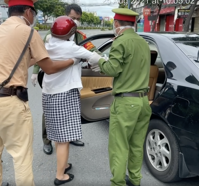 TP.HCM: Thai phụ 37 tuần được Cảnh sát tại chốt kiểm soát dịch đưa đi cấp cứu sau tai nạn-2