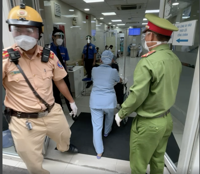 TP.HCM: Thai phụ 37 tuần được Cảnh sát tại chốt kiểm soát dịch đưa đi cấp cứu sau tai nạn-4