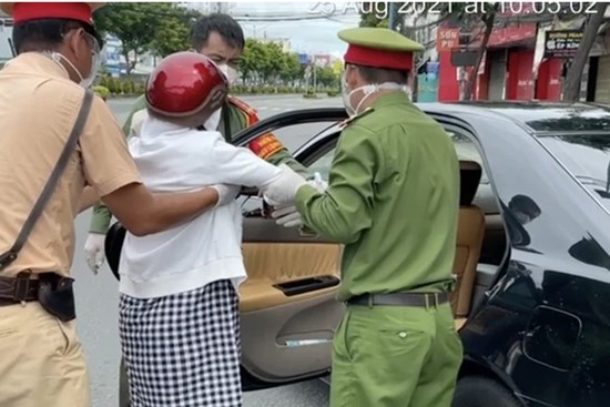 TP.HCM: Thai phụ 37 tuần được Cảnh sát tại chốt kiểm soát dịch đưa đi cấp cứu sau tai nạn