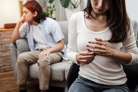 Ly hôn vợ ung thư, lúc ở Tòa ra, phát hiện cô ấy không trả lại nhẫn cưới, tôi đuổi theo thì choáng váng trước sự thật